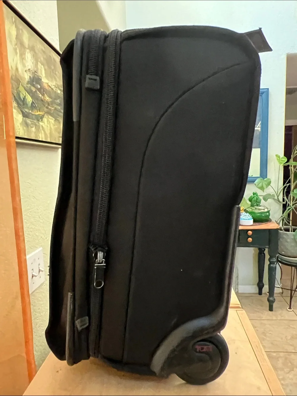 Tumi Black Softside Rollaboard Suitcase, see photos for more details. Pre owned